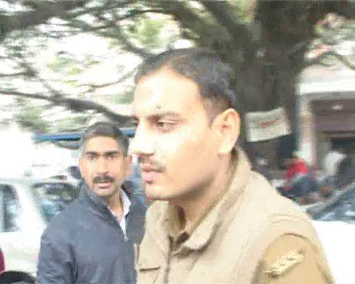 A minor boy beaten by others in van in front of police in Moradabad A minor boy beaten by others in van in front of police in Moradabad
