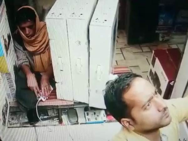 CCTV footage reveals this unique theft in Varanasi CCTV footage reveals this unique theft in Varanasi