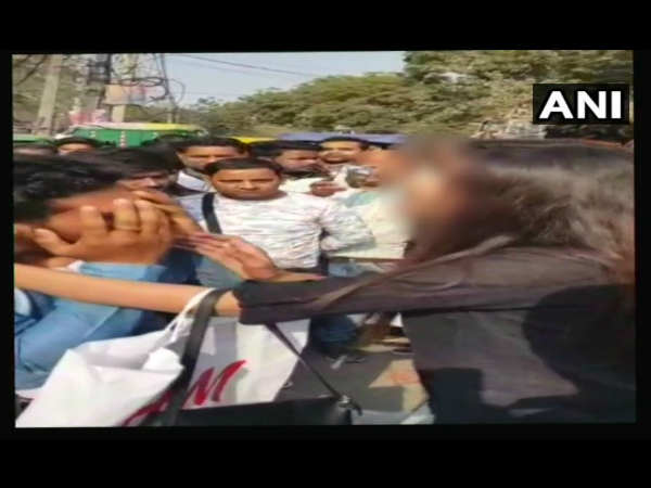 डीयू स्टेडेंट से मनचले ने की छेड़खानी, पड़ी चप्पल तो पैर पकड़ कर मांगी माफी डीयू स्टेडेंट से मनचले ने की छेड़खानी, पड़ी चप्पल तो पैर पकड़ कर मांगी माफी