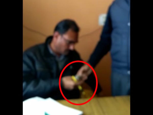 Babu caught taking bribes in Moradabad Babu caught taking bribes in Moradabad