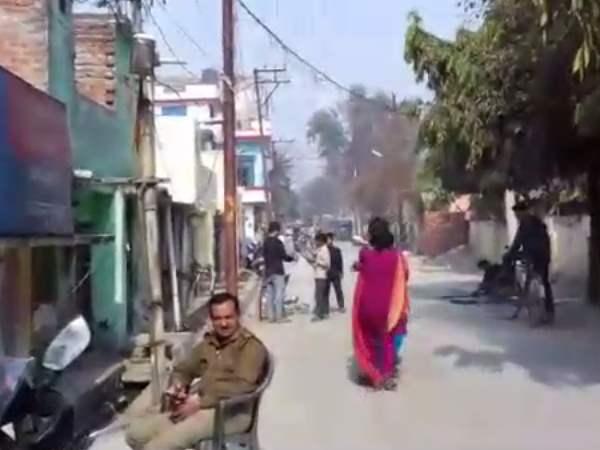 Hand tied the woman to the road in Moradabad Hand tied the woman to the road in Moradabad