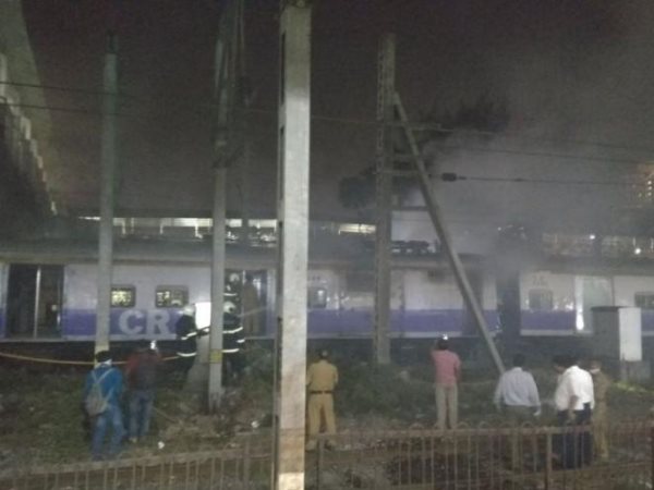 ठाणे की ओर जा रही थी लोकल