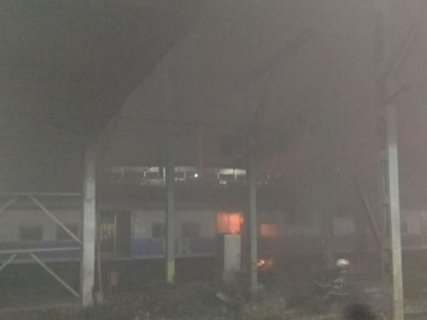 प्लेटफॉर्म नंबर 1 पर गाड़ी रुकवाई