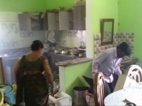 पार्सल से आया था गिफ्ट!