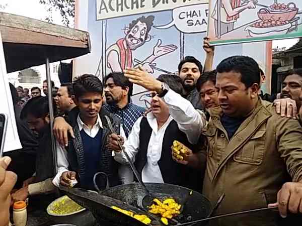 Azam Khan bought Pakora and commented on PM Modi Azam Khan bought Pakora and commented on PM Modi