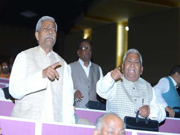 RJD leaders Ruckus in Patna Deputy CM Sushil Modi was speaking RJD leaders Ruckus in Patna Deputy CM Sushil Modi was speaking