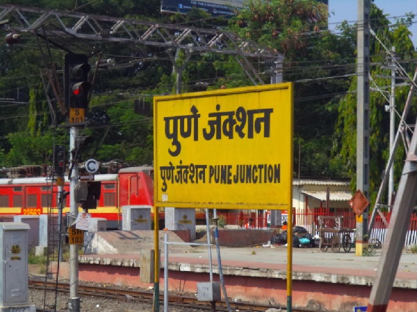 त्योहारी सीजन में स्टेशन पर यात्रियों को बहुत परेशानियों का सामना करना पड़ता