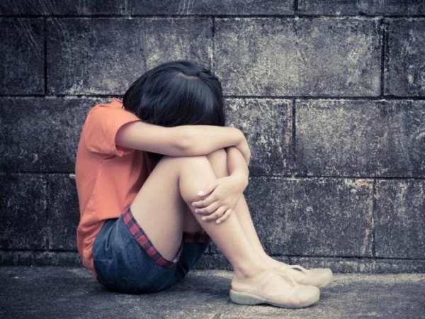 सीनियर्स ने बारी-बारी किया रेप