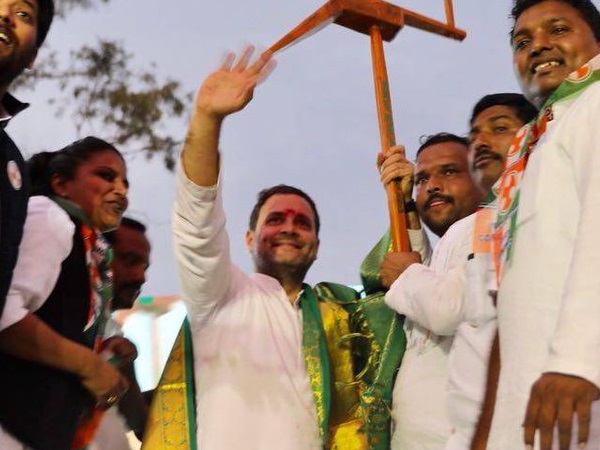 पीएम मोदी के संसद में दिए भाषण पर ली चुटकी