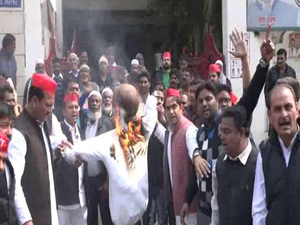 चप्पल जूते बरसाए