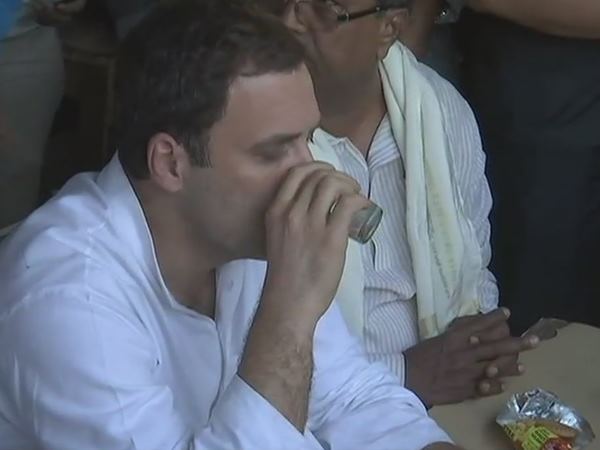 Rahul Gandhi Karnataka Chief Minister Siddaramaiah at a tea stall in Vijayapura Rahul Gandhi Karnataka Chief Minister Siddaramaiah at a tea stall in Vijayapura