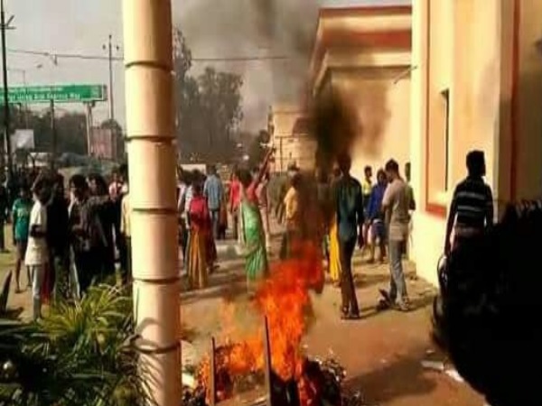 भीड़ ने थाने को जला दिया