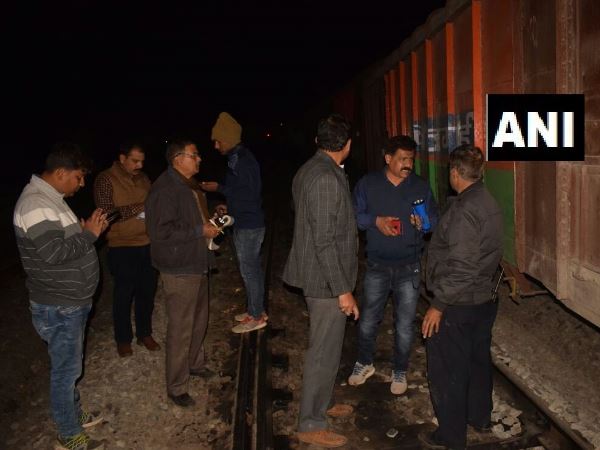 24 bogies of a goods train derailed in Satna Madhya Pradesh 24 bogies of a goods train derailed in Satna Madhya Pradesh