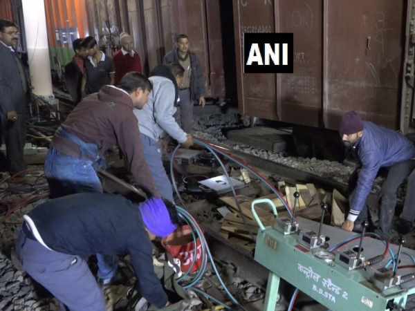 सतना। मध्य प्रदेश के सतना में मालगाड़ी के 28 डिब्बे पटरी से उतर गए। शुक्रवार को मालगाड़ी के डिब्बे पटरी से उतर जाने के बाद ट्रैक पर रेलगाड़ियों का आवागमन प्रभावित है। मुंबई-हावड़ा लाइन और सतना-रेवा ट्रैक को ठीक करने का काम शुरू कर दिया है। सतना। मध्य प्रदेश के सतना में मालगाड़ी के 28 डिब्बे पटरी से उतर गए। शुक्रवार को मालगाड़ी के डिब्बे पटरी से उतर जाने के बाद ट्रैक पर रेलगाड़ियों का आवागमन प्रभावित है। मुंबई-हावड़ा लाइन और सतना-रेवा ट्रैक को ठीक करने का काम शुरू कर दिया है।