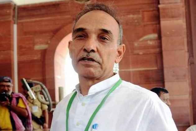 डार्विन के सिद्धांत पर भी उठा चुके हैं सवाल