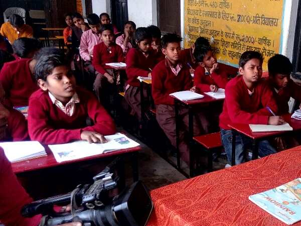 स्कूल का फर्नीचर बनवाकर पिता को दी श्रद्धांजलि