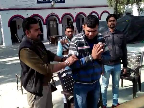 तत्काल कस्टडी में लिया गया