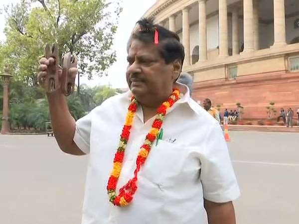 आंध्र पैकेज के लिए टीडीपी सांसद शिव प्रसाद ने किया तांत्रिक विरोध आंध्र पैकेज के लिए टीडीपी सांसद शिव प्रसाद ने किया तांत्रिक विरोध
