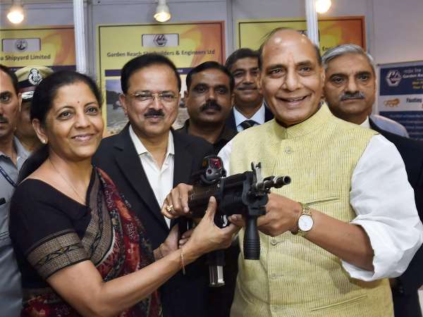 आतंकी हमलों के बीच रक्षा मंत्री निर्मला सीतारमण गईं जम्मू, दिल्ली में बैठ कर रहे हैं गृह मंत्री राजनाथ सिंह आतंकी हमलों के बीच रक्षा मंत्री निर्मला सीतारमण गईं जम्मू, दिल्ली में बैठ कर रहे हैं गृह मंत्री राजनाथ सिंह
