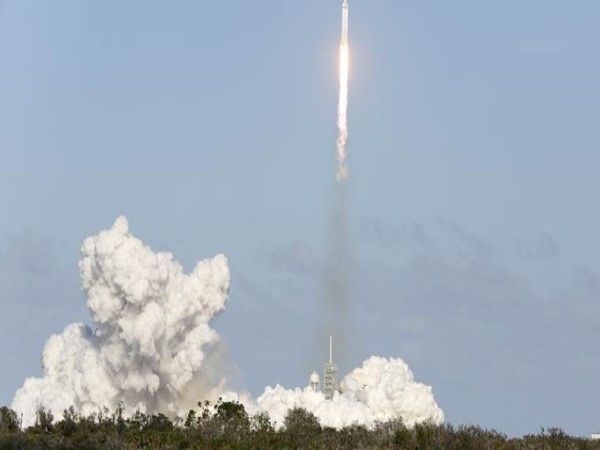 SpaceX launches Falcon Heavy, world’s most powerful rocket SpaceX launches Falcon Heavy, world’s most powerful rocket