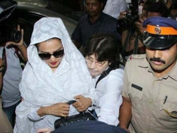 बमुश्किल गाड़ी से बाहर आईं रेखा