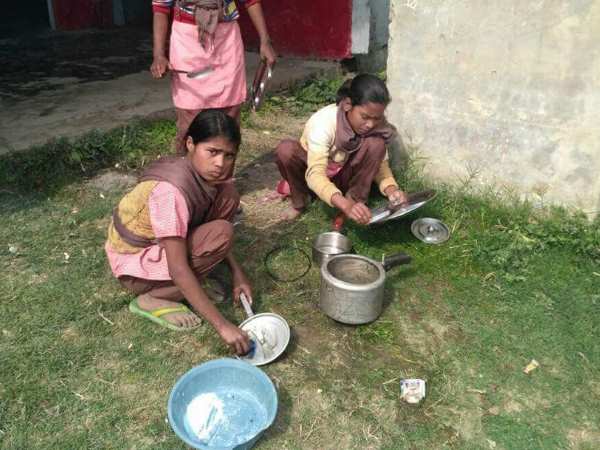 student washed pottery in school on teachers order in balrampur student washed pottery in school on teachers order in balrampur