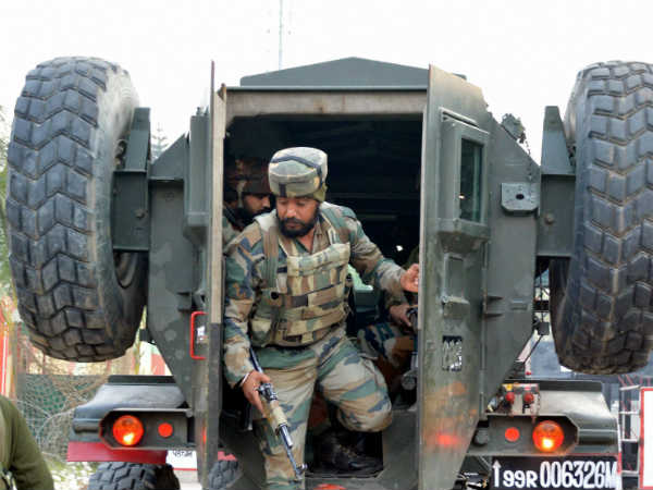 क्वार्टर में छिपे हैं आतंकवादी