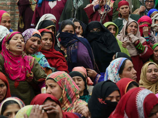 बर्फबारी में भी जुटे रहे लोग