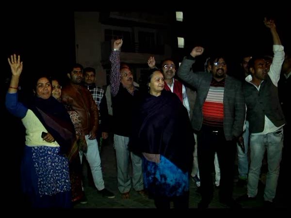 supertech builder left households in lurch moradabad. stops electricity, water and lift supply supertech builder left households in lurch moradabad. stops electricity, water and lift supply