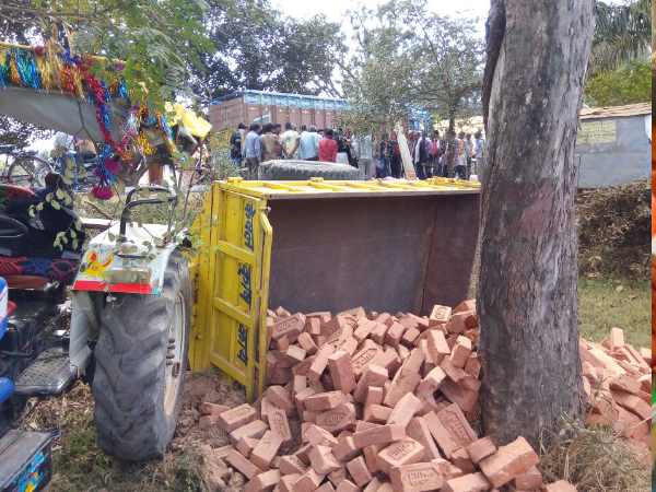 Mother in law and son in law crushed by tractor in Mirzapur Mother in law and son in law crushed by tractor in Mirzapur