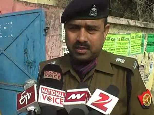 स्कूल प्रशासन की लापरवाही से छात्रा का पेपर छूटा