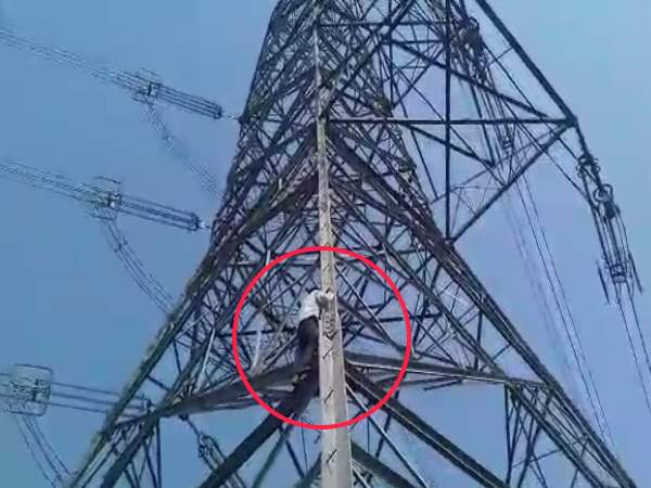 पत्नी को बुलाने के लिए जिद पर अड़ा रहा