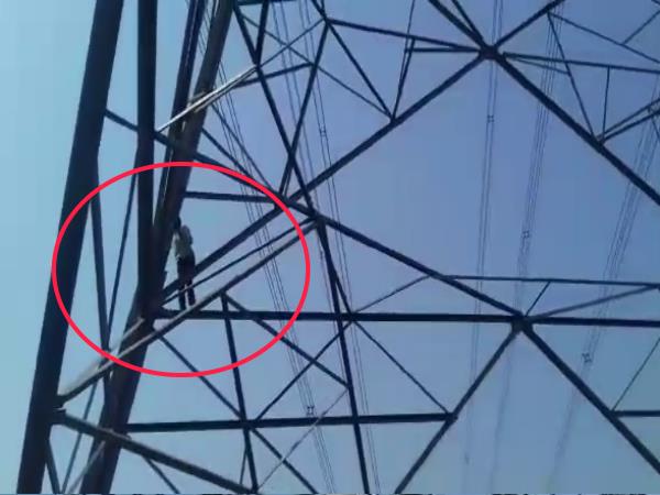 पत्नी के आने पर उतरा नीचे, लगाया गले