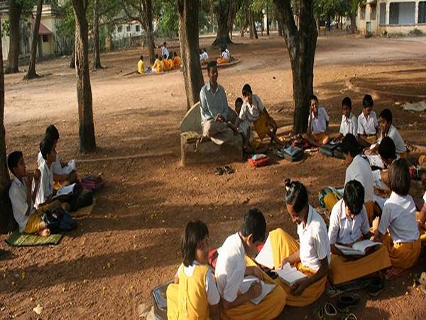 विश्व भारती विश्वविद्यालय में वीसी की नियुक्ति: HRD मंत्रालय ने राष्ट्रपति भवन से किया अनुरोध, वापस लें अपना फैसला विश्व भारती विश्वविद्यालय में वीसी की नियुक्ति: HRD मंत्रालय ने राष्ट्रपति भवन से किया अनुरोध, वापस लें अपना फैसला