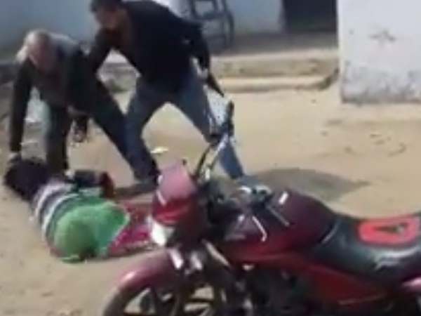 बाप-बेटे के खिलाफ मारपीट, छेड़खानी का केस
