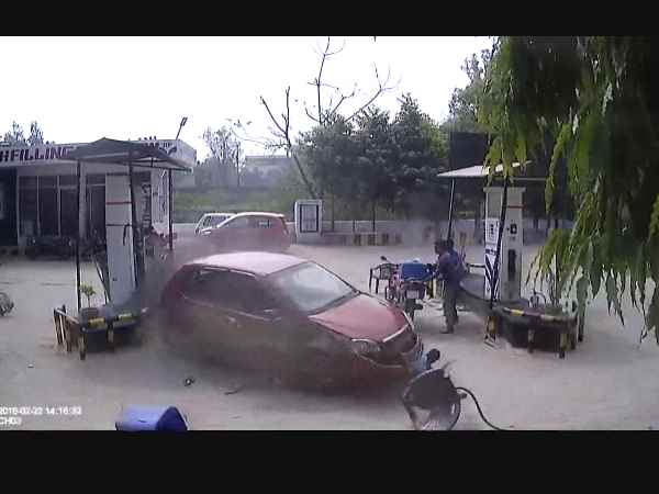 पेट्रोल पम्प की तरफ दौड़ी कार