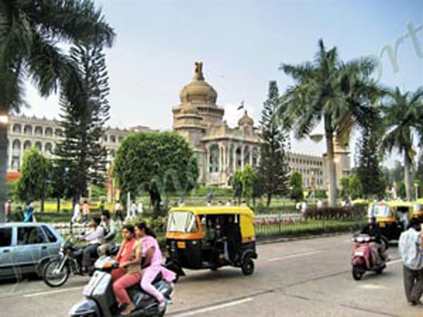 तमिलनाडु बॉर्डर पर रोकी गईं बसें, कर्नाटक में एलर्ट जारी तमिलनाडु बॉर्डर पर रोकी गईं बसें, कर्नाटक में एलर्ट जारी