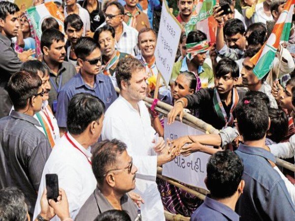 दक्षिण में आगे निकले राहुल गांधी