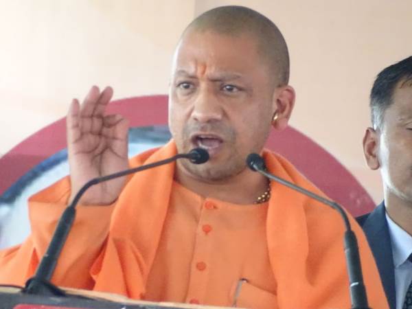 Ruckus of a woman in CM Yogi's programme in Rampur. Ruckus of a woman in CM Yogi's programme in Rampur.