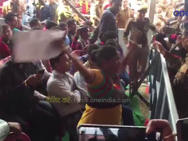 Ruckus of a woman in CM Yogi's programme in Rampur. Ruckus of a woman in CM Yogi's programme in Rampur.