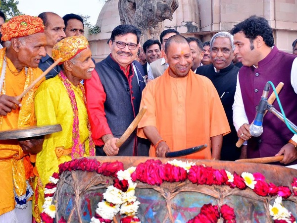 भक्ति में मगन योगी ने बजाया नगाड़ा