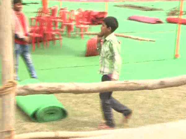 Minor boys working in preparation of CM visit in Shahjahanpur Minor boys working in preparation of CM visit in Shahjahanpur