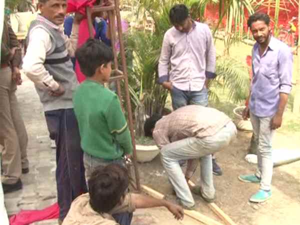 Minor boys working in preparation of CM visit in Shahjahanpur Minor boys working in preparation of CM visit in Shahjahanpur