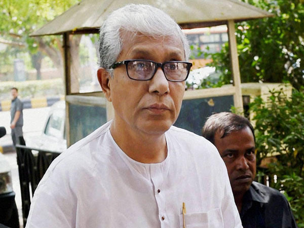 पार्टी ऑफिस में रह रहे हैं माणिक सरकार