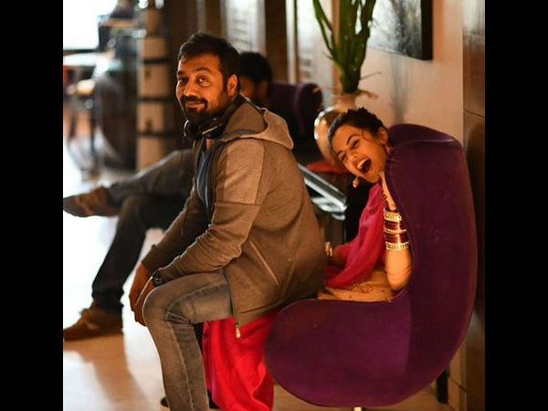एक्ट्रेस की गोद में बैठकर खिंचवाई तस्वीर