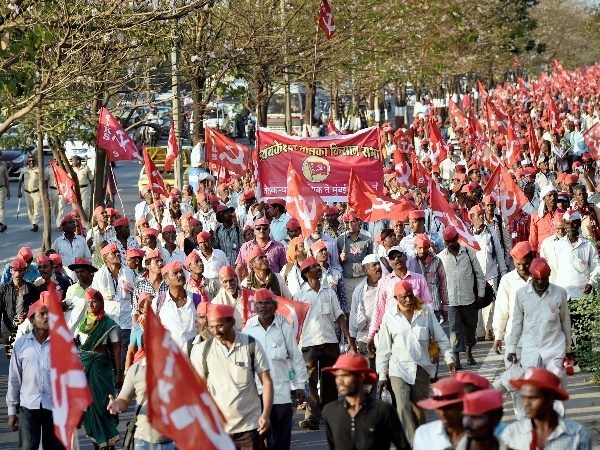 180 किलोमीटर पैदल चलकर मुंबई पहुंचे किसान
