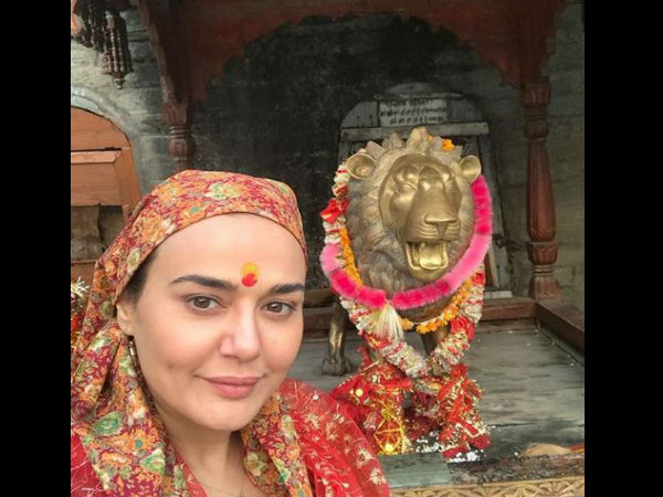 Actress Preity Zinta visit Shimla Hatkoti Temple on Navratri First day, share photo in new look. Actress Preity Zinta visit Shimla Hatkoti Temple on Navratri First day, share photo in new look.