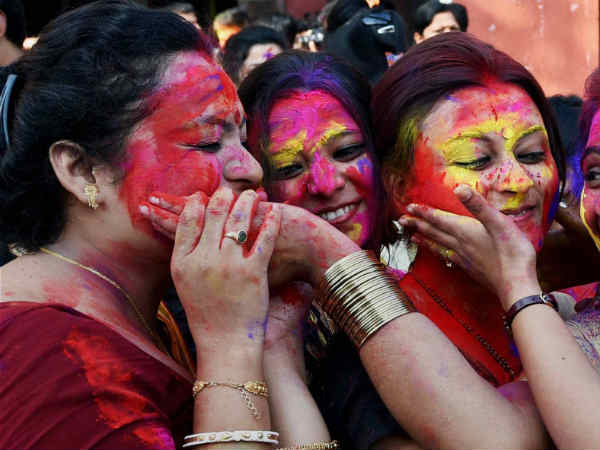 गर्भवती महिलाएं हर्बल के रंगों से खेल सकती हैं