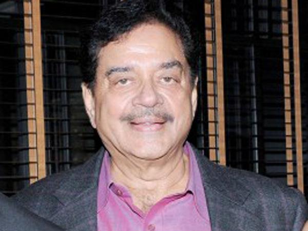 कांग्रेस नेताओं की जमकर तारीफ की