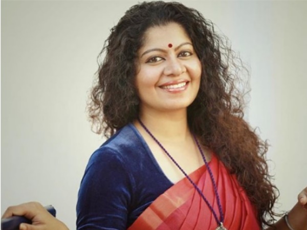 फोटो को बताया महिला अस्मिता के खिलाफ
